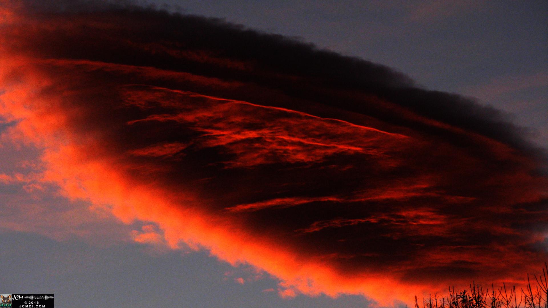 1-11-2008 Amazing UFO Lenticular cloud sunset with great under-lighting